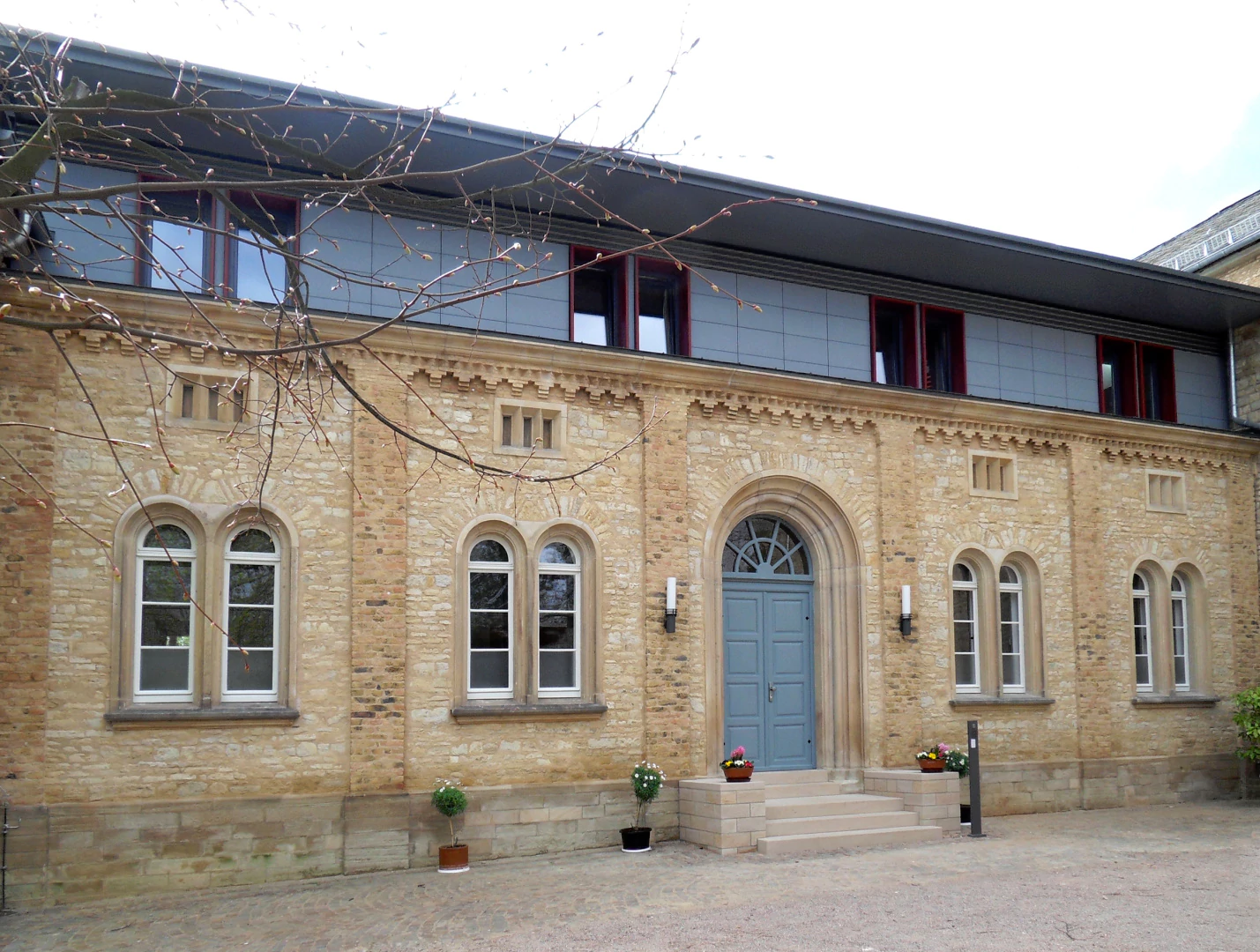 Denkmalgerecht erneuerte historische Fenster an einer Kirche in Ingelheim